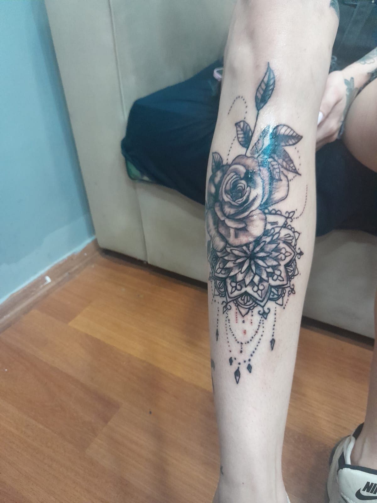 Baldıra uygulanmış gül ve mandala kompozisyonu dövme çalışması