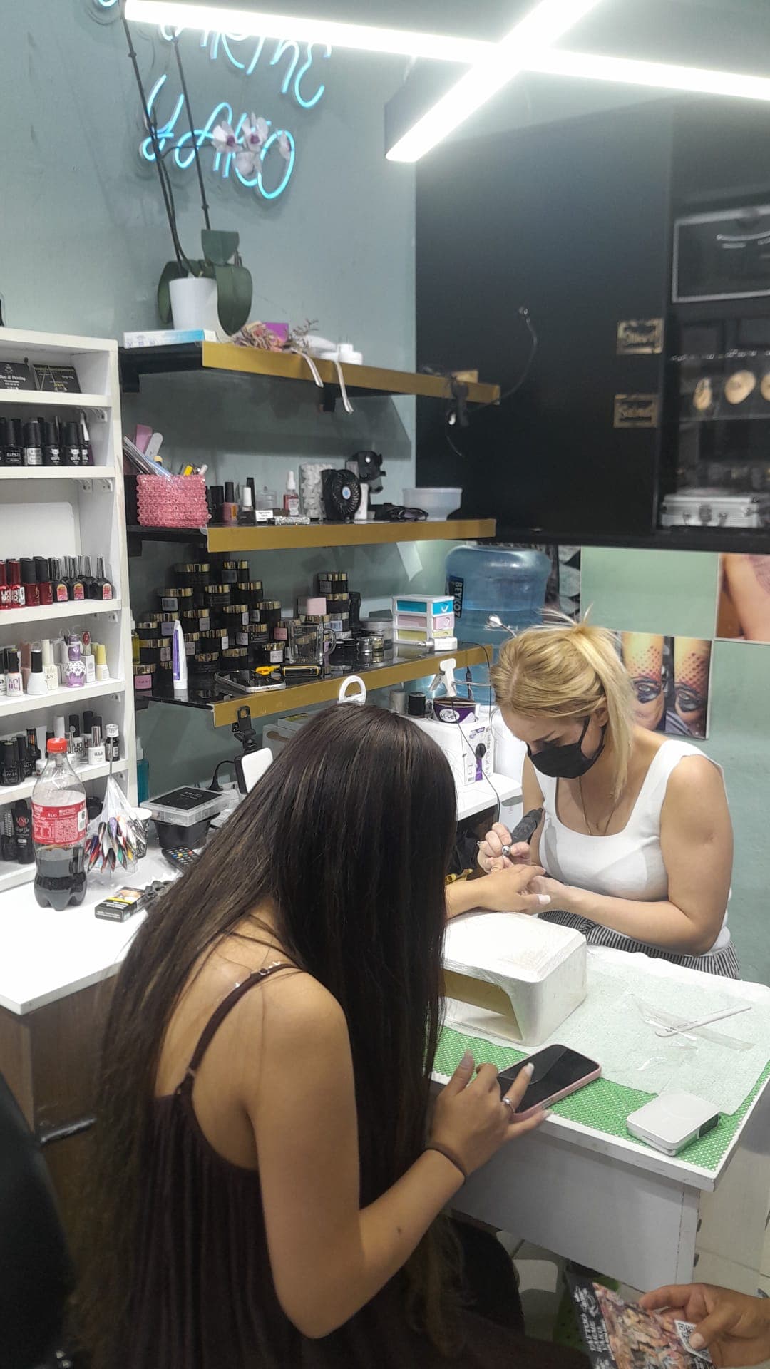 Nail art uygulaması sırasında stüdyo tezgahı ve arka planda Harme Yako tabelası